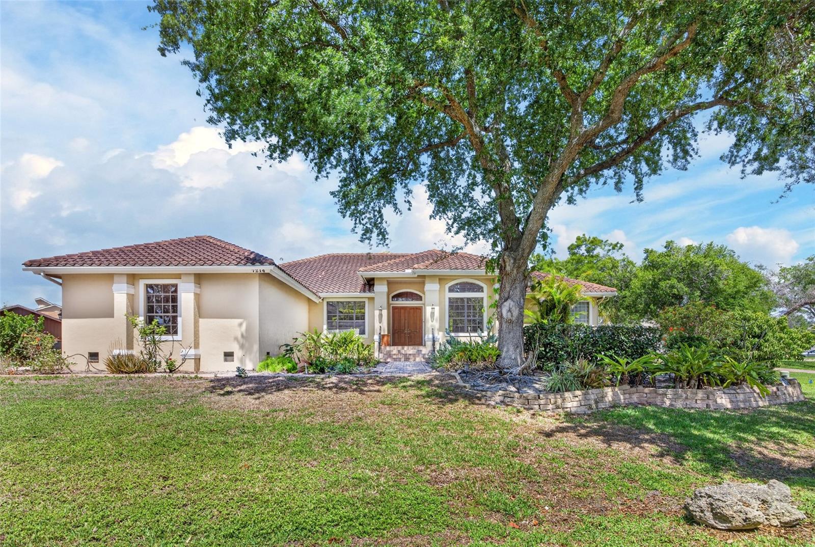Foto de propiedad en 7214 HENDRY CREEK DR FORT MYERS con MLS# C7523884