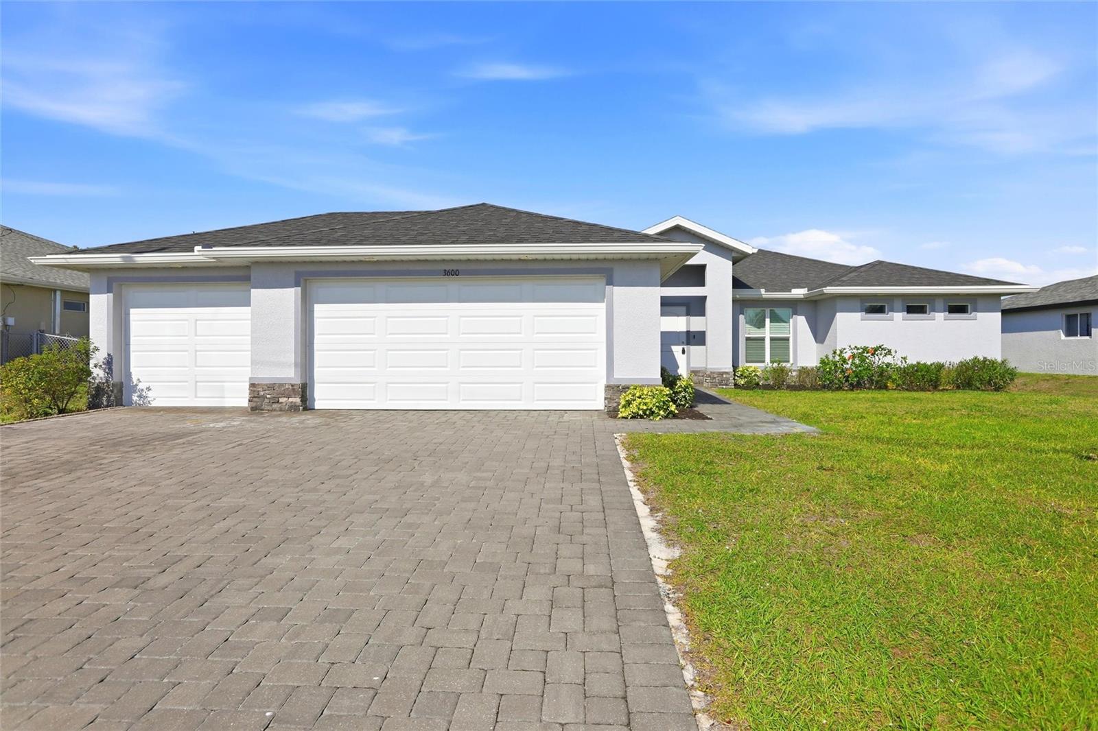 Foto de propiedad en 3600 NE 20TH PL CAPE CORAL con MLS# C7524017