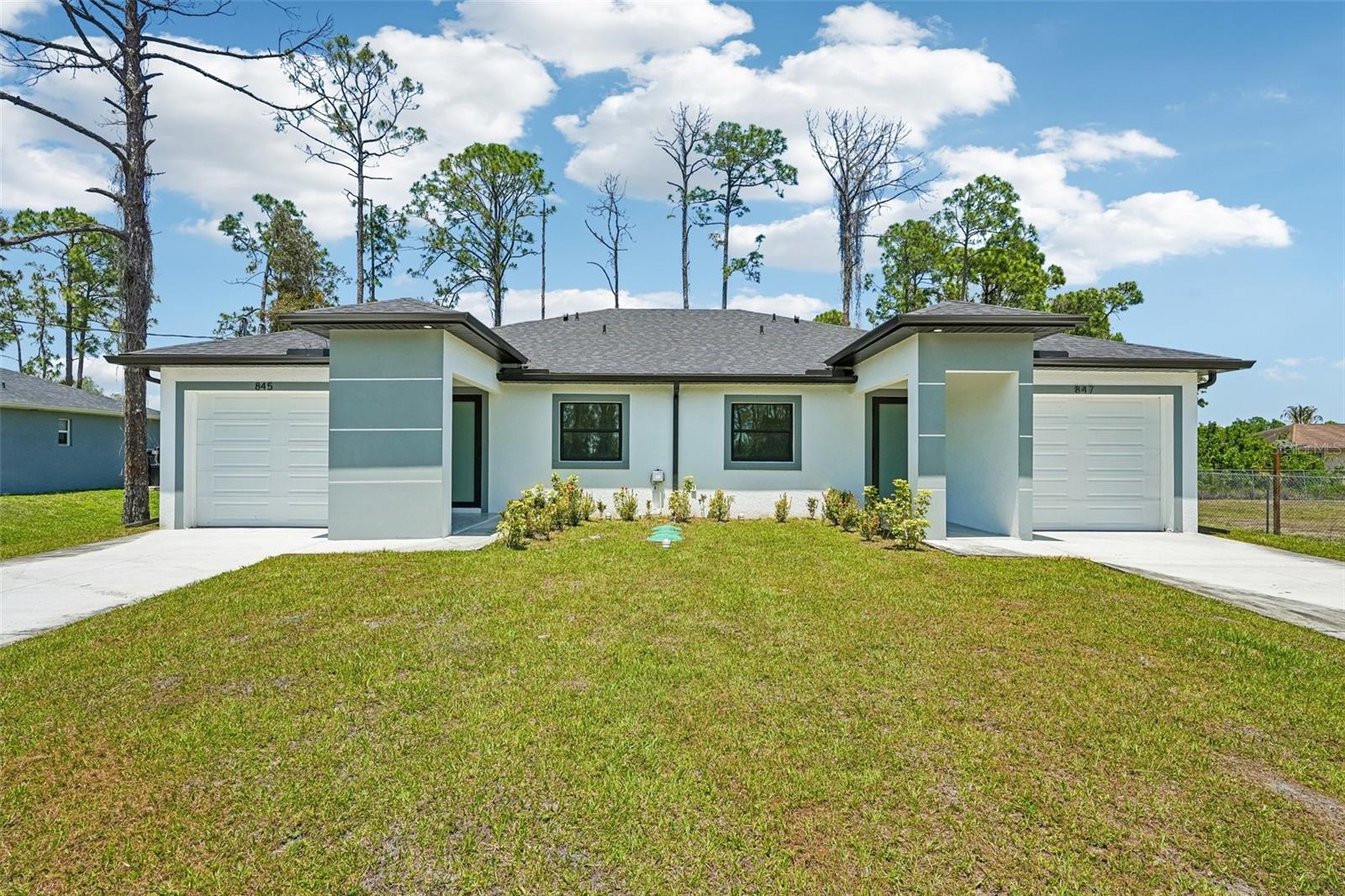 Foto de propiedad en 845/847 MEADOW RD LEHIGH ACRES con MLS# C7524552