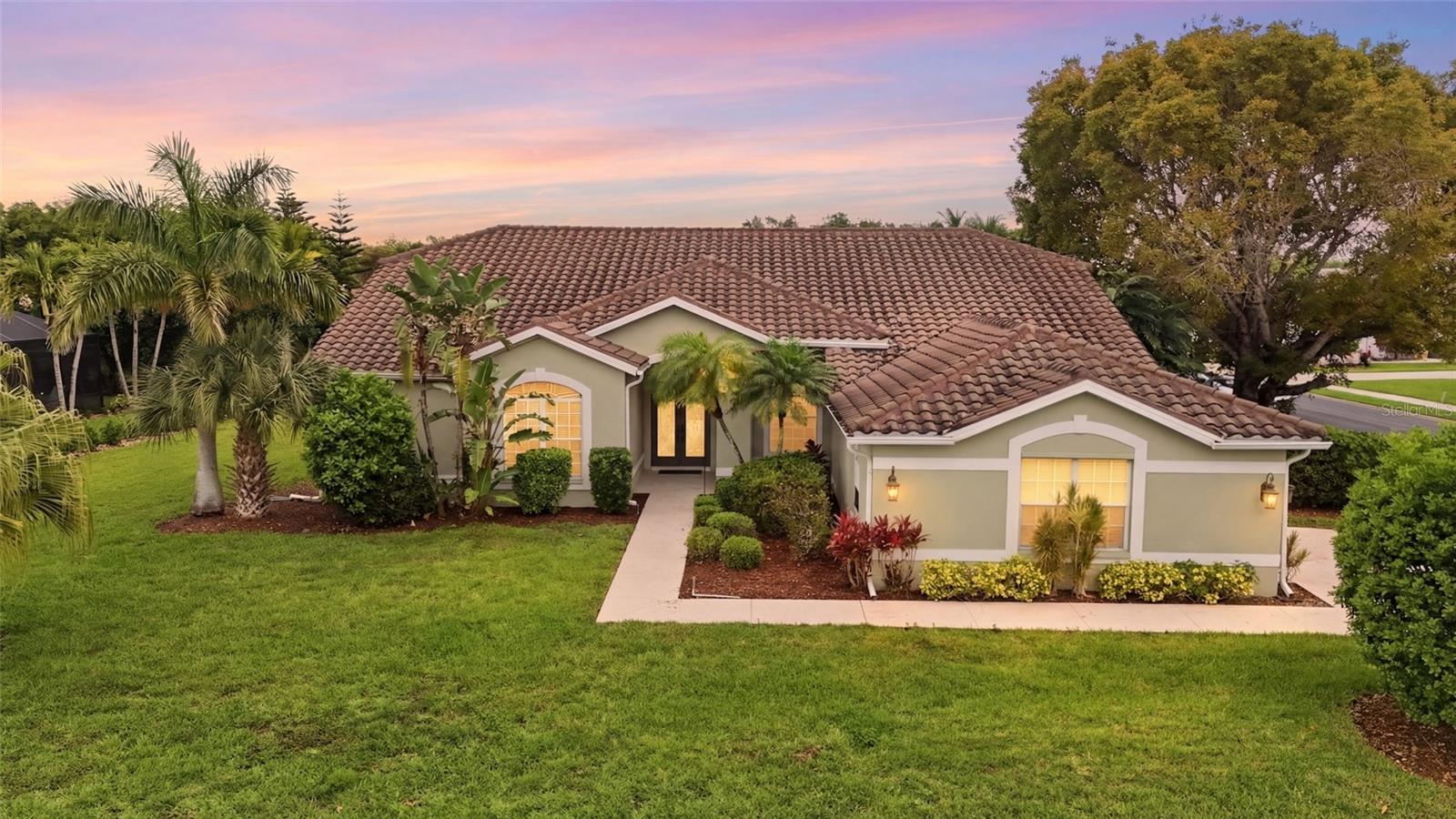 Foto de propiedad en 12761 DRESDEN CT FORT MYERS con MLS# C7524730