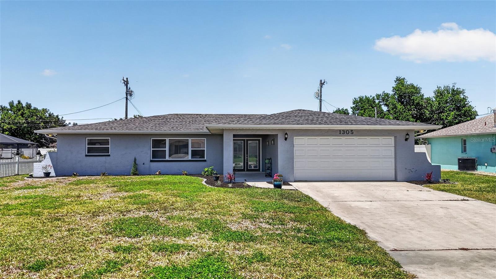 En Venta 1305 SE 37TH TER, CAPE CORAL, FL 33904