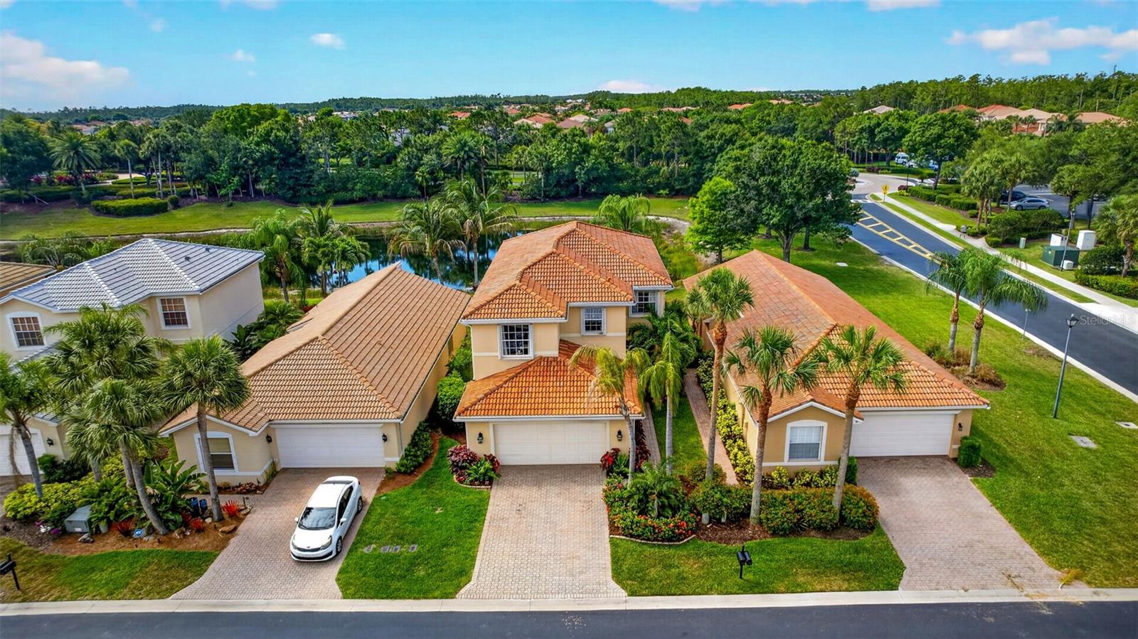 Foto de propiedad en 10284 CREPE JASMINE LN FORT MYERS con MLS# C7526218