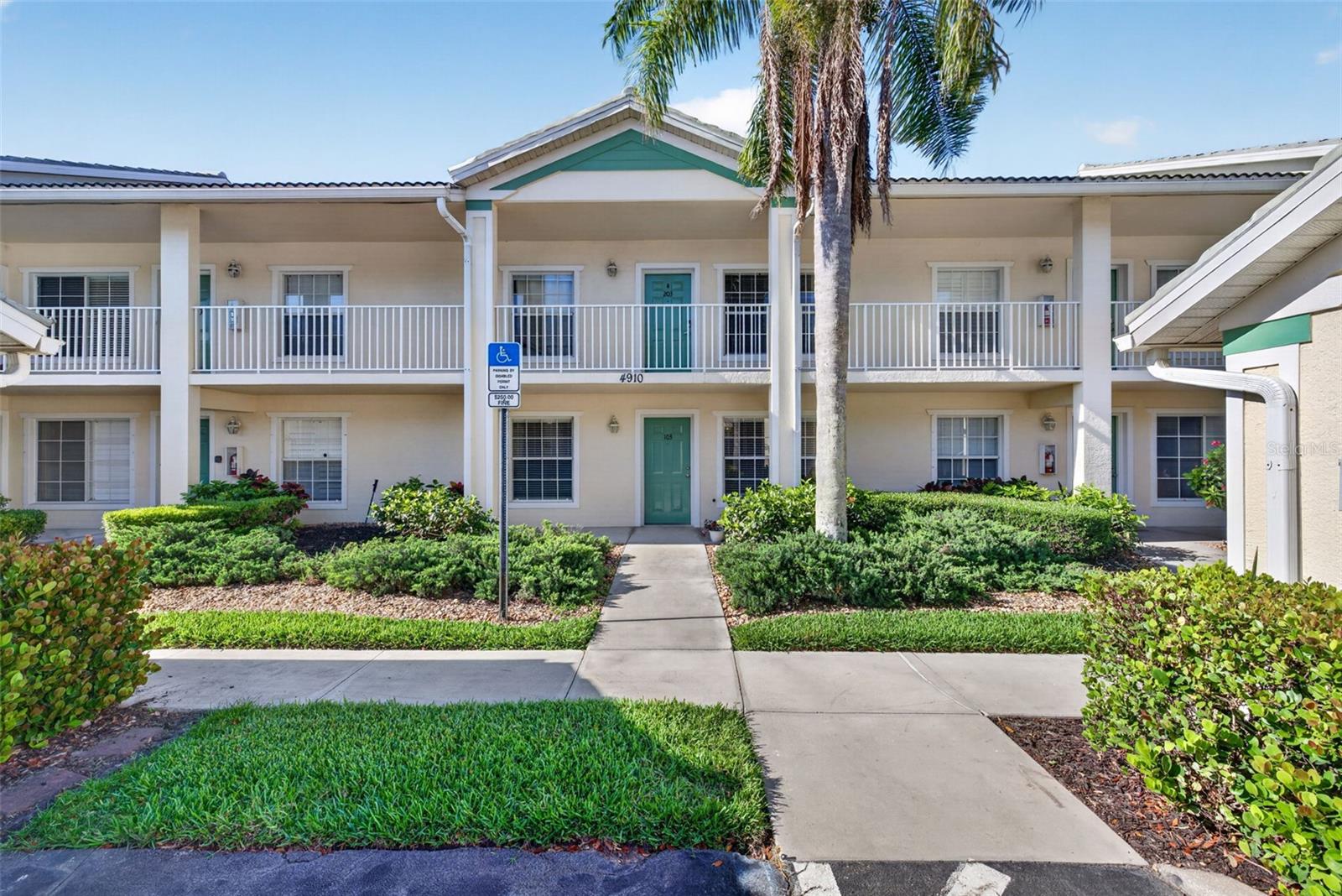 Foto de propiedad en 4910 COUGAR CT N #103 NAPLES con MLS# C7526333