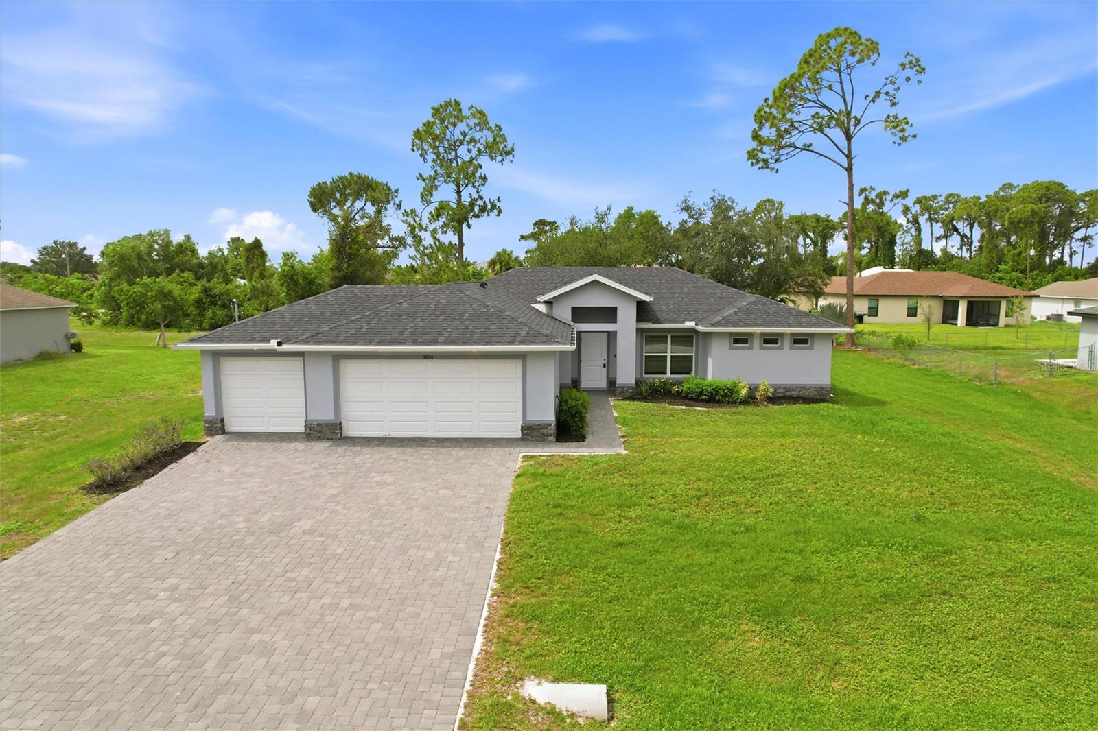 Foto de propiedad en 1024 NE 33RD LN CAPE CORAL con MLS# C7526877