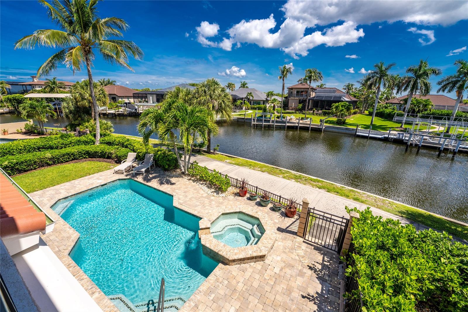 Foto de propiedad en 3341 SUNSET KEY CIR PUNTA GORDA con MLS# C7526892
