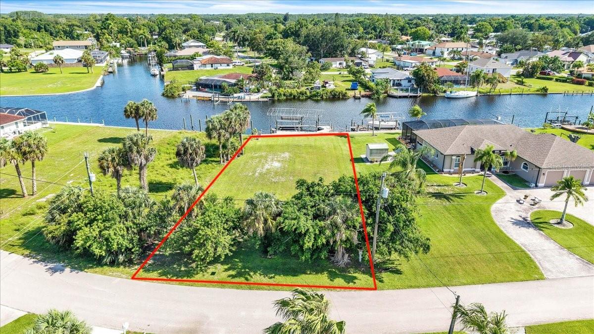 Foto de propiedad en 13425 MARQUETTE BLVD FORT MYERS con MLS# C7527177