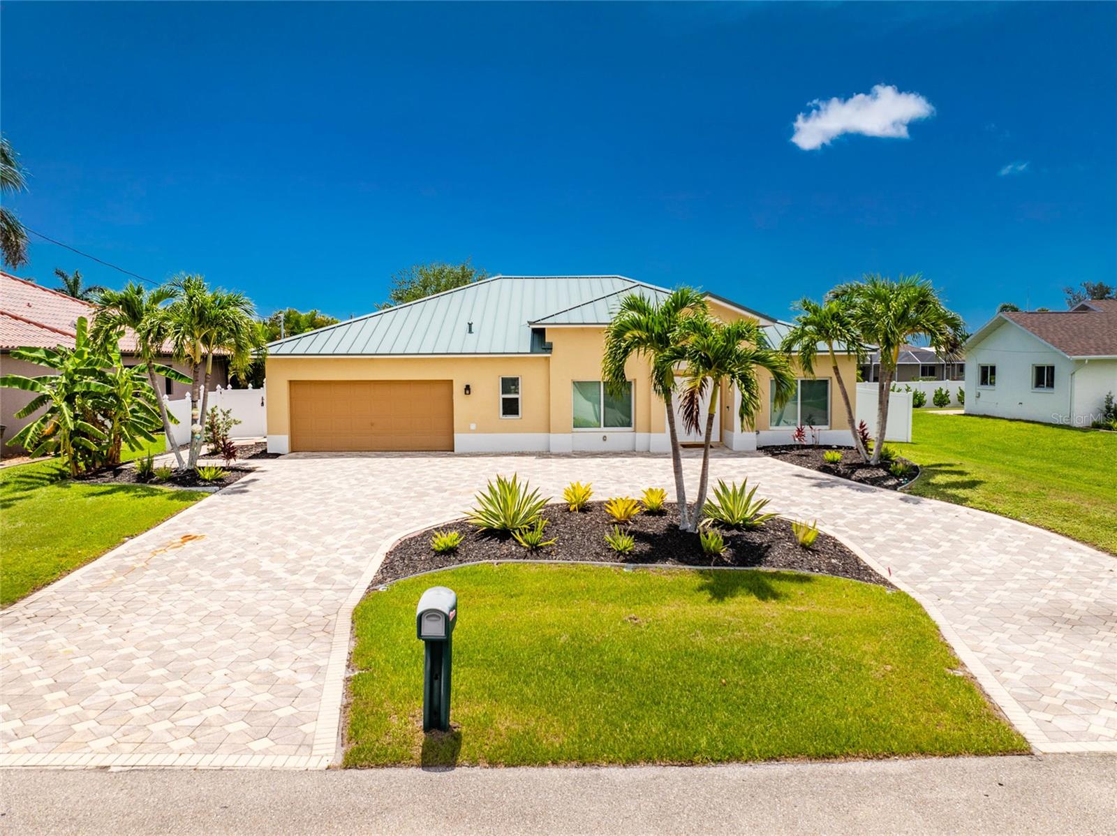 Foto de propiedad en 3310 SW 26TH AVE CAPE CORAL con MLS# C7527196
