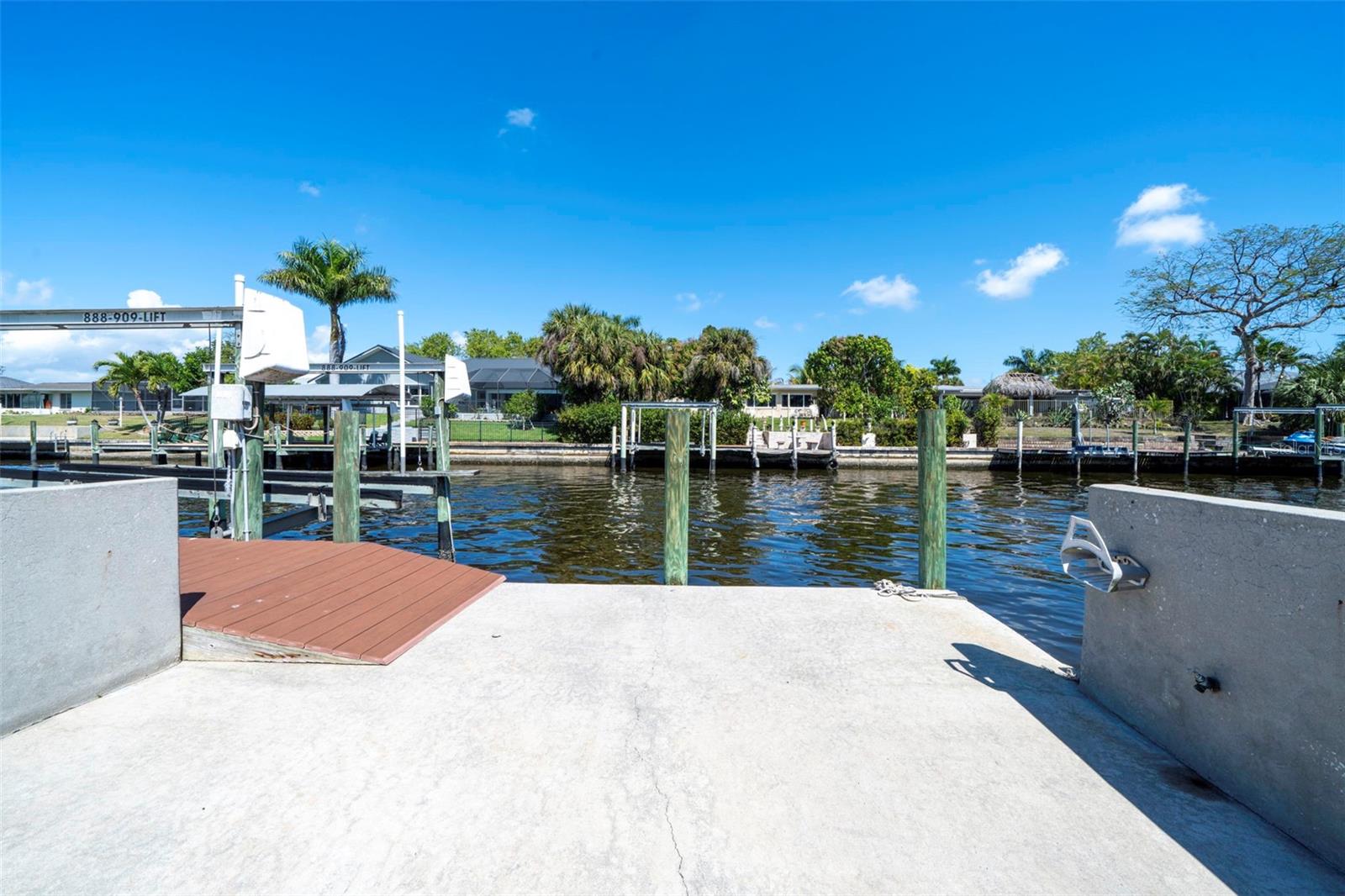 Foto de propiedad en 1433 SE 28TH TER CAPE CORAL con MLS# C7527335