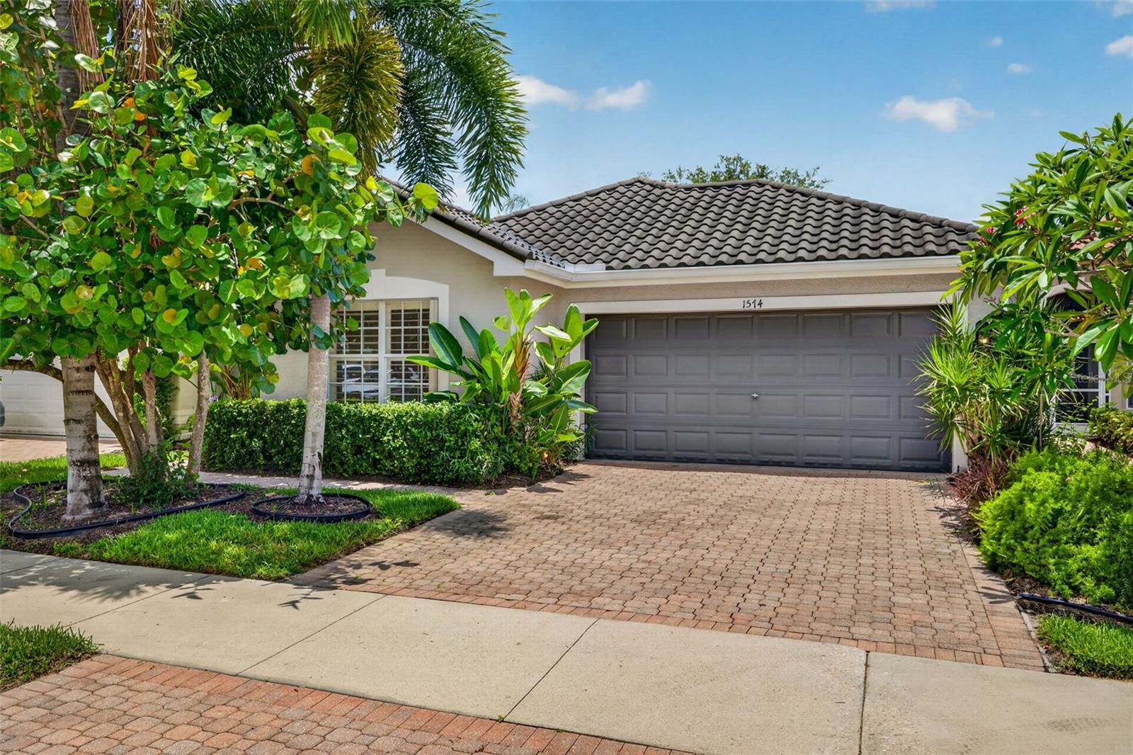 Foto de propiedad en 1574 WINDAMERE LN NAPLES con MLS# C7527517