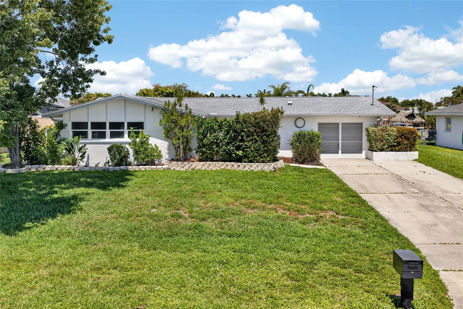 Foto de propiedad en 3114 SE 18TH AVE CAPE CORAL con MLS# C7527936