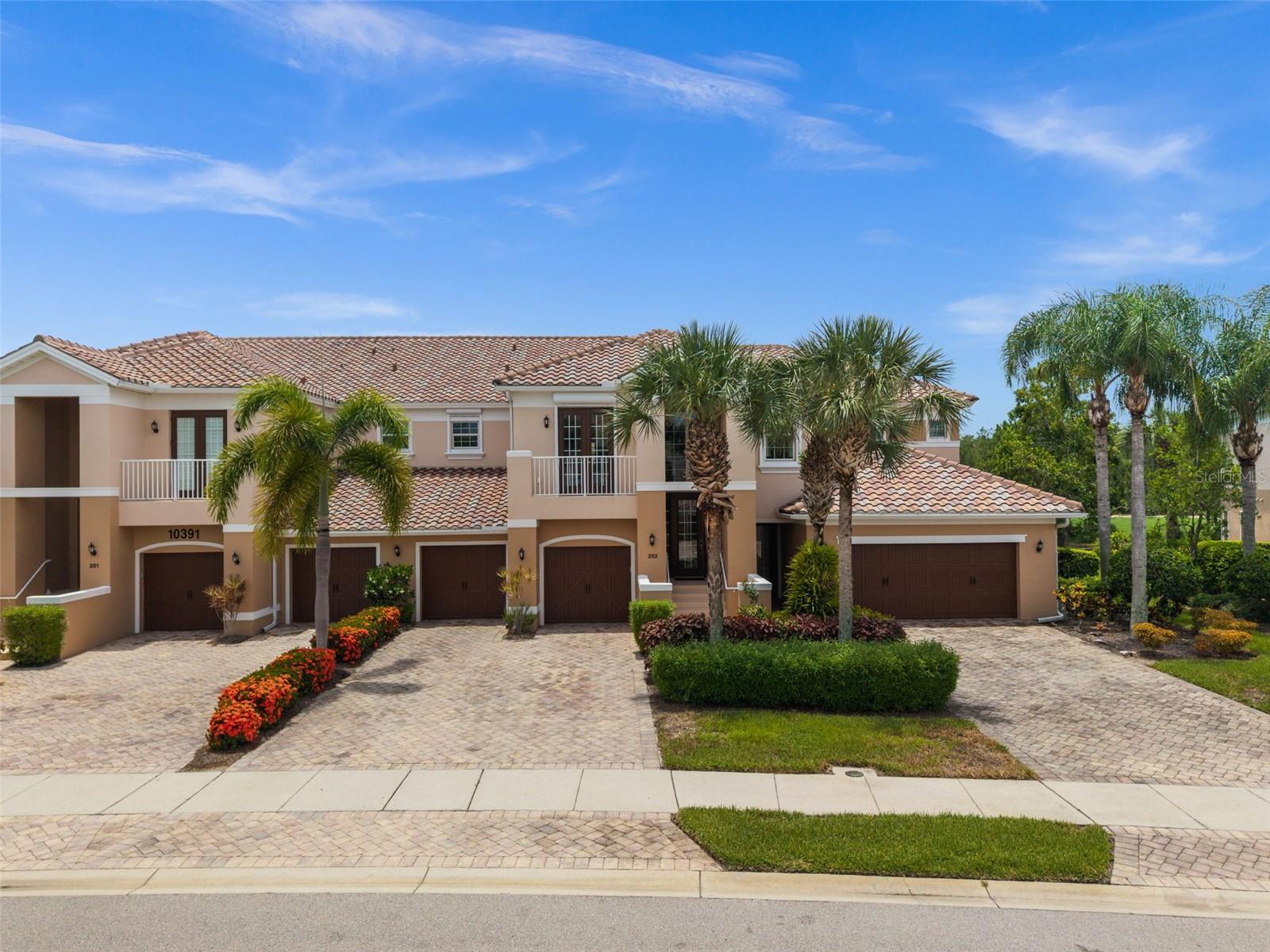 Foto de propiedad en 10391 GLASTONBURY CIR #202 FORT MYERS con MLS# C7528645
