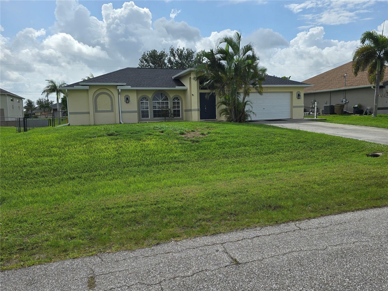 En Venta 219 NW 25TH PL, CAPE CORAL, FL 33993