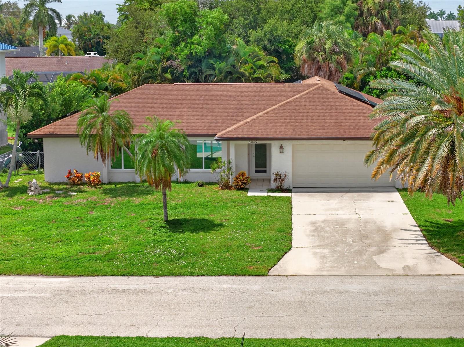 Foto de propiedad en 6049 PERTHSHIRE LN FORT MYERS con MLS# C7528786