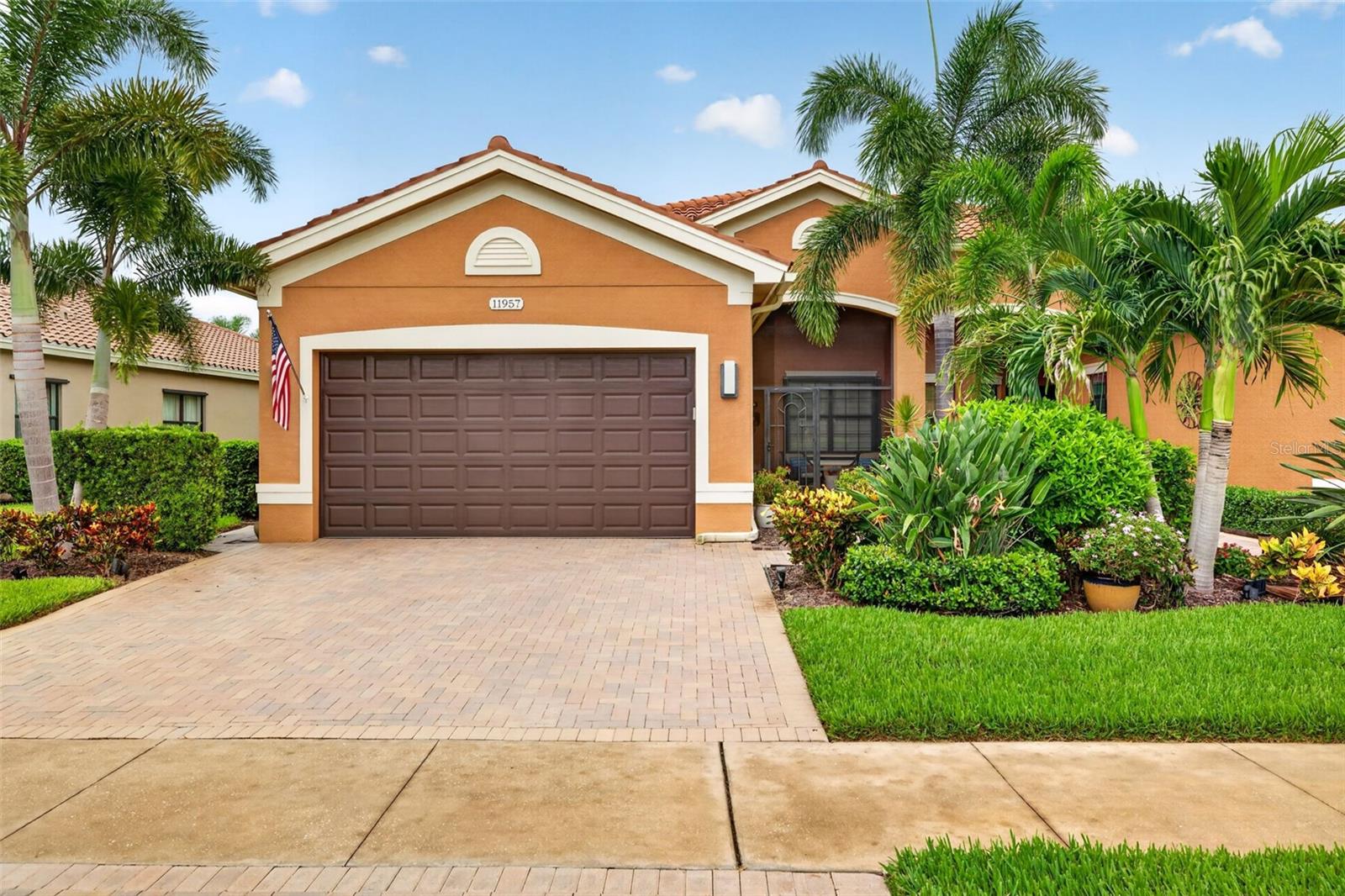 Foto de propiedad en 11957 FIVE WATERS CIR FORT MYERS con MLS# C7529070