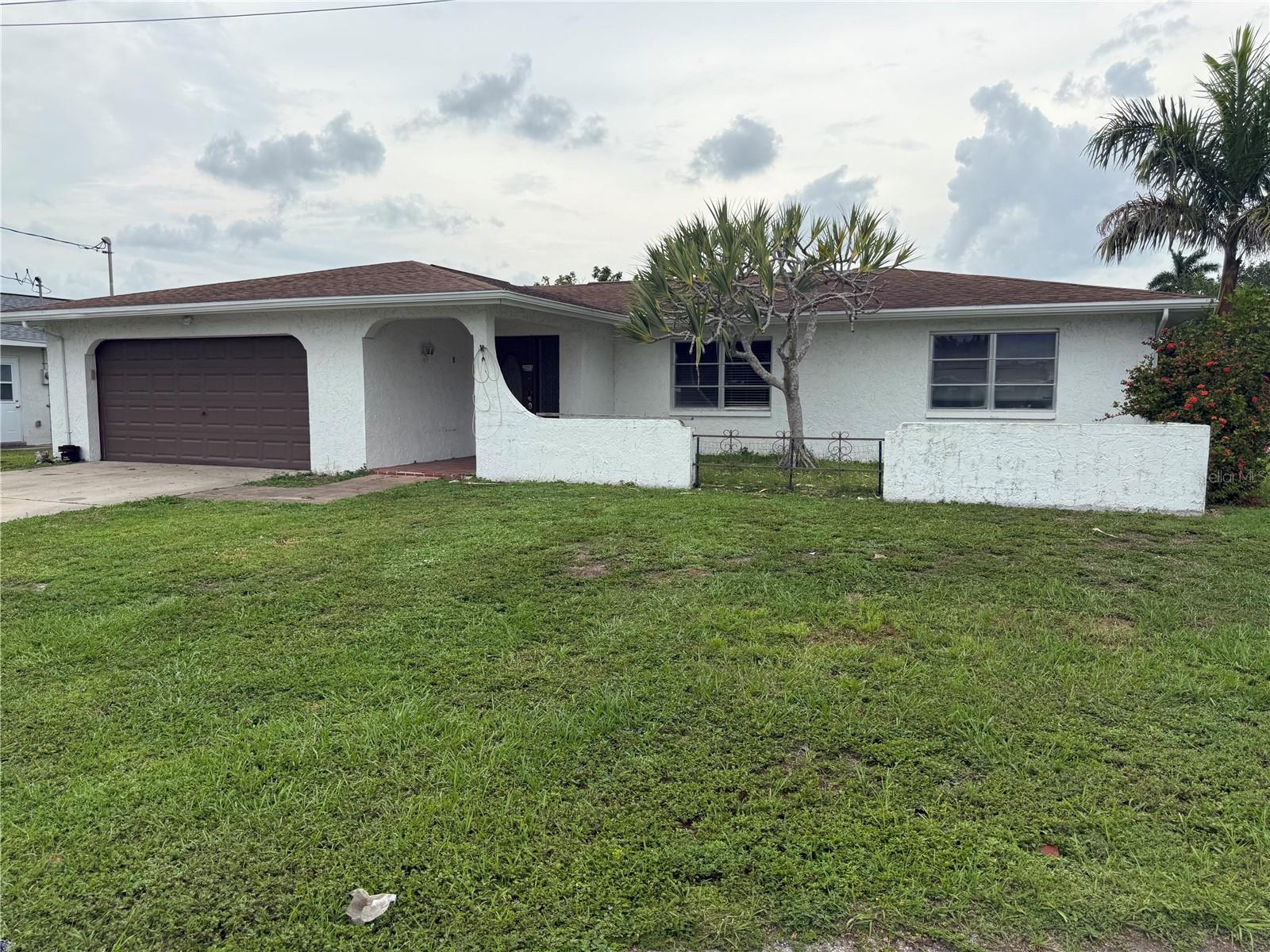 En Venta 4339 S BAY CIR, NORTH FORT MYERS, FL 33903