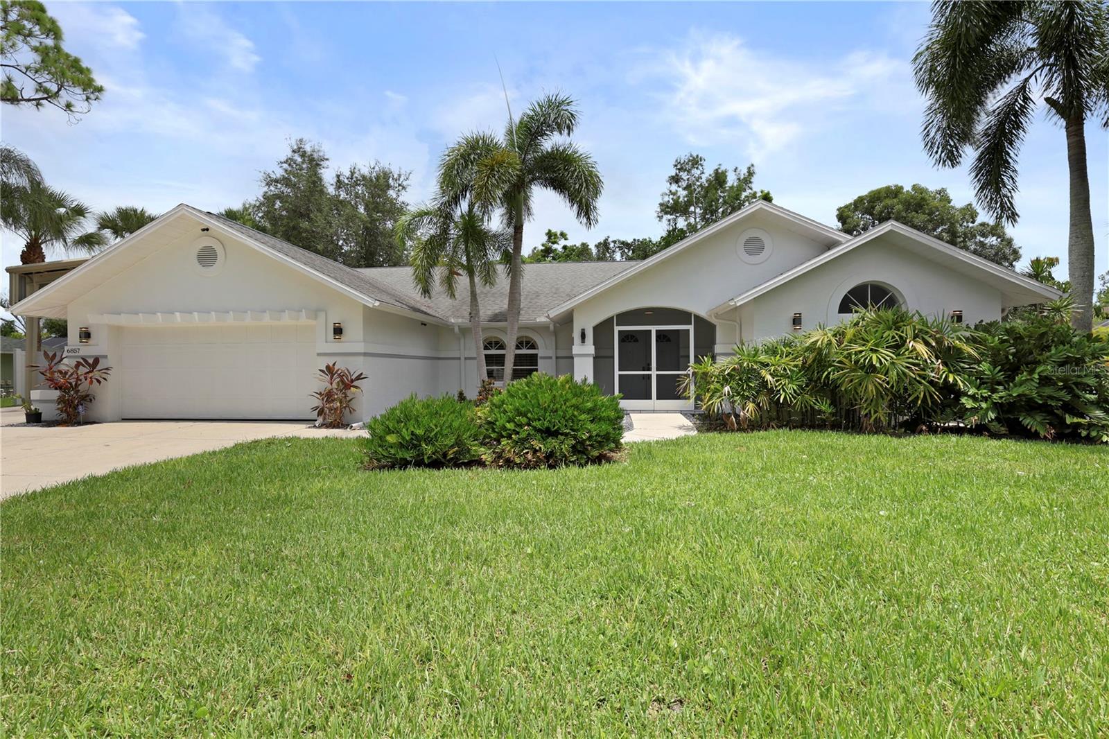 Foto de propiedad en 6857 IDLEWILD ST FORT MYERS con MLS# C7529203