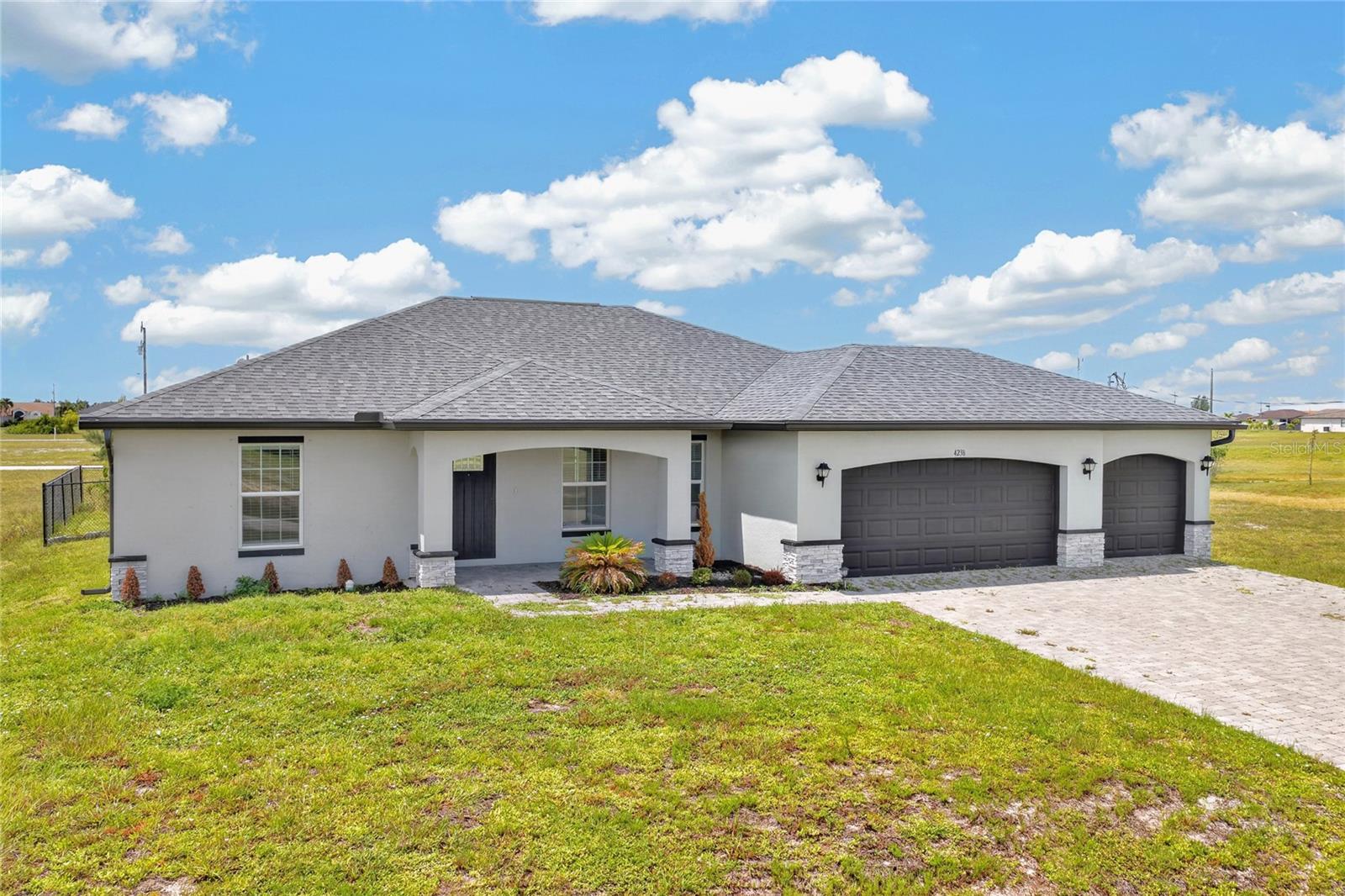 Foto de propiedad en 4238 NW 34TH LN CAPE CORAL con MLS# C7529267