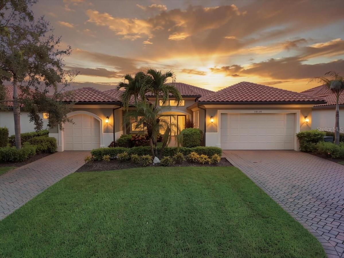 Foto de propiedad en 10120 BELCREST BLVD FORT MYERS con MLS# C7529394