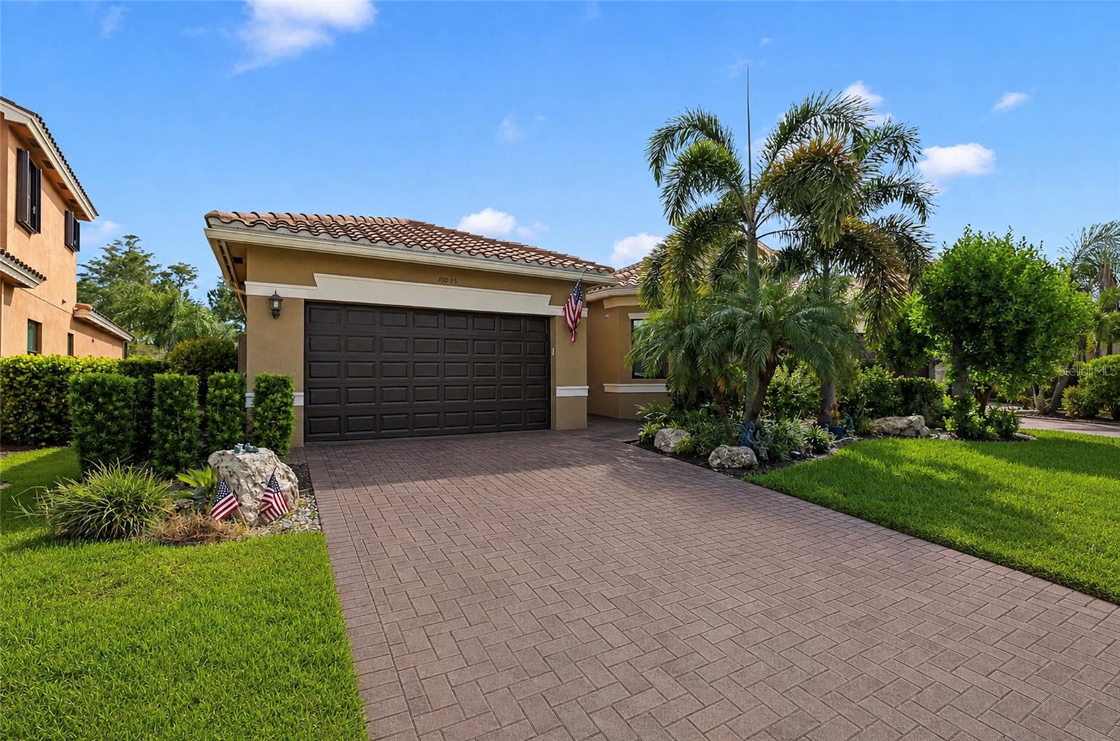 Foto de propiedad en 10035 CHESAPEAKE BAY DR FORT MYERS con MLS# C7529517
