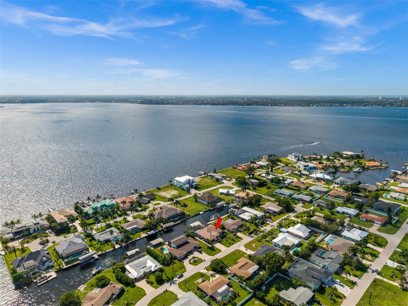 Foto de propiedad en 5815 SW 1ST PL CAPE CORAL con MLS# C7529591