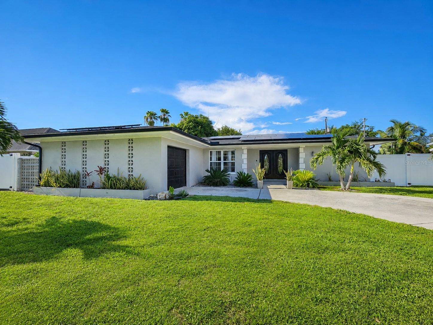 Foto de propiedad en 1419 SHELBY PKWY CAPE CORAL con MLS# C7529695