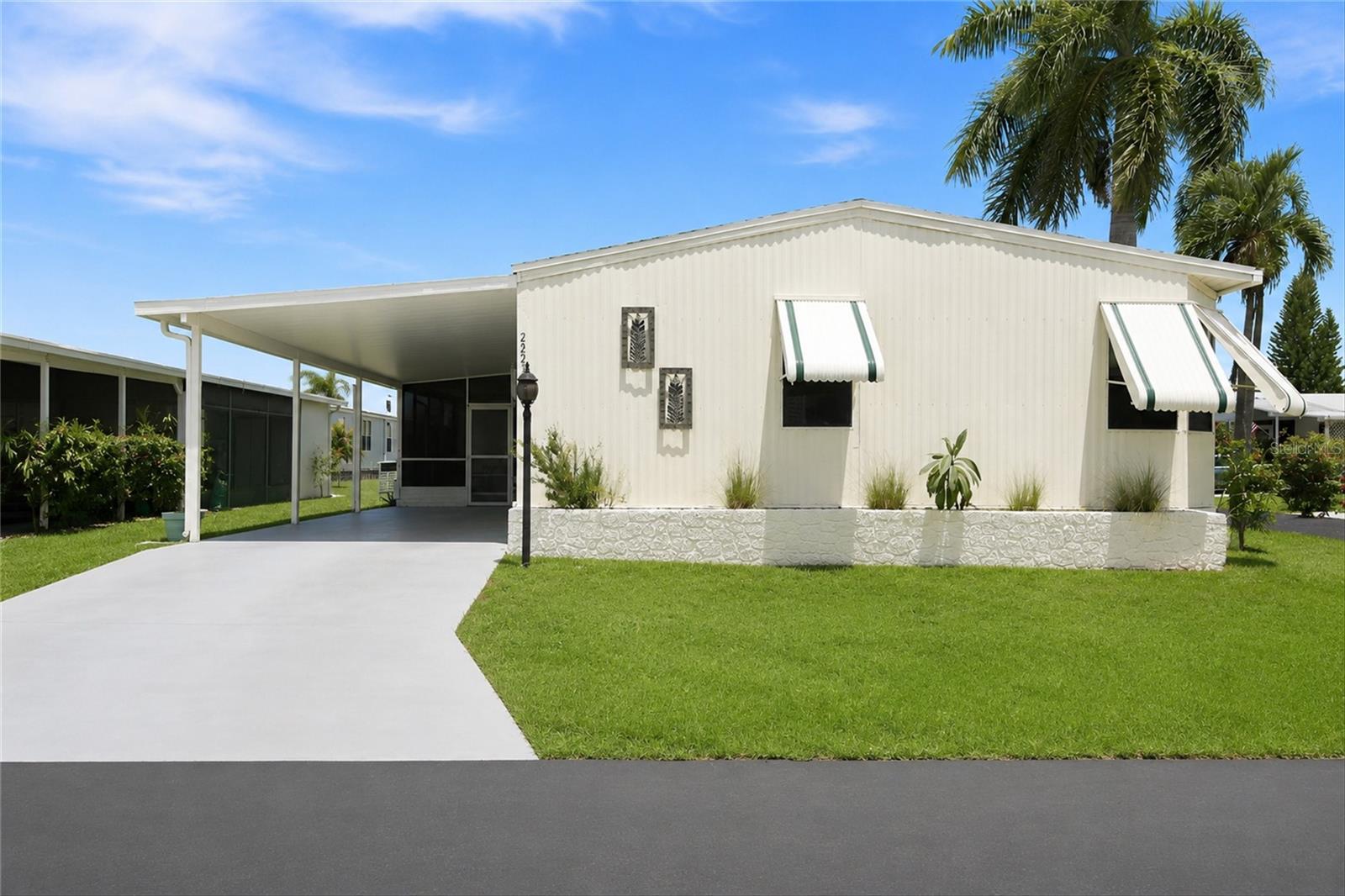 Foto de propiedad en 252 LOON LN #252 NAPLES con MLS# C7529776