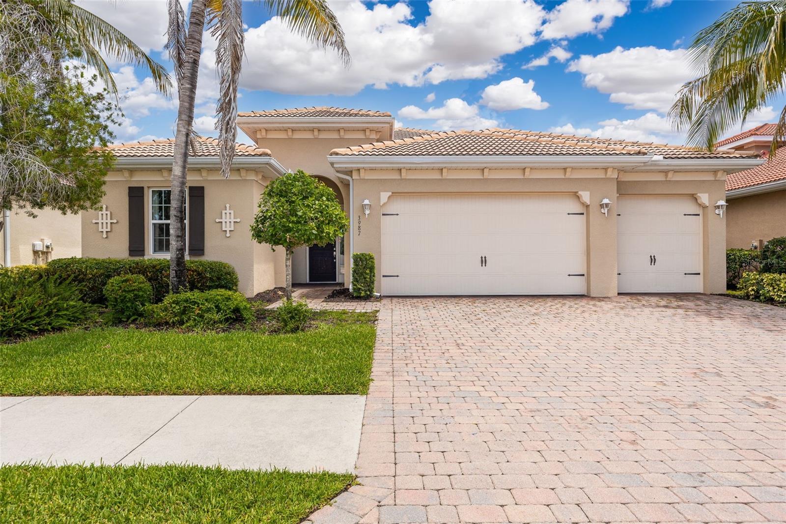 Foto de propiedad en 3987 ASHENTREE CT FORT MYERS con MLS# C7529968