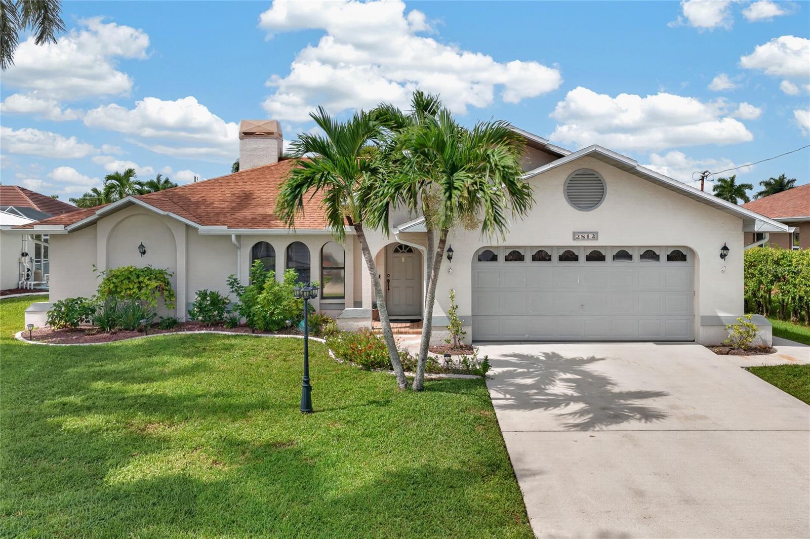 Foto de propiedad en  CAPE CORAL con MLS# C7530497