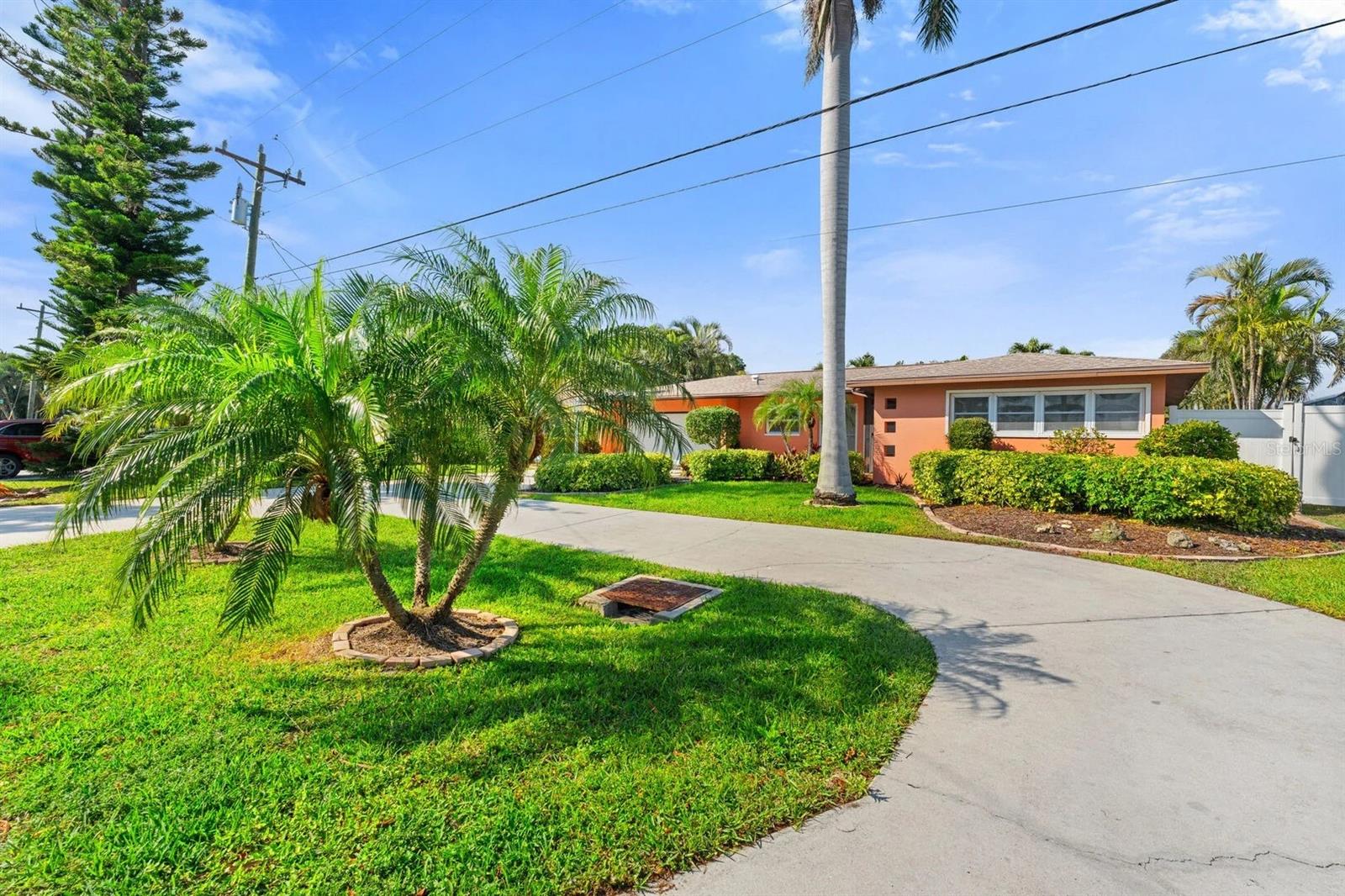 Foto de propiedad en 1829 CORNWALLIS PKWY CAPE CORAL con MLS# C7530739
