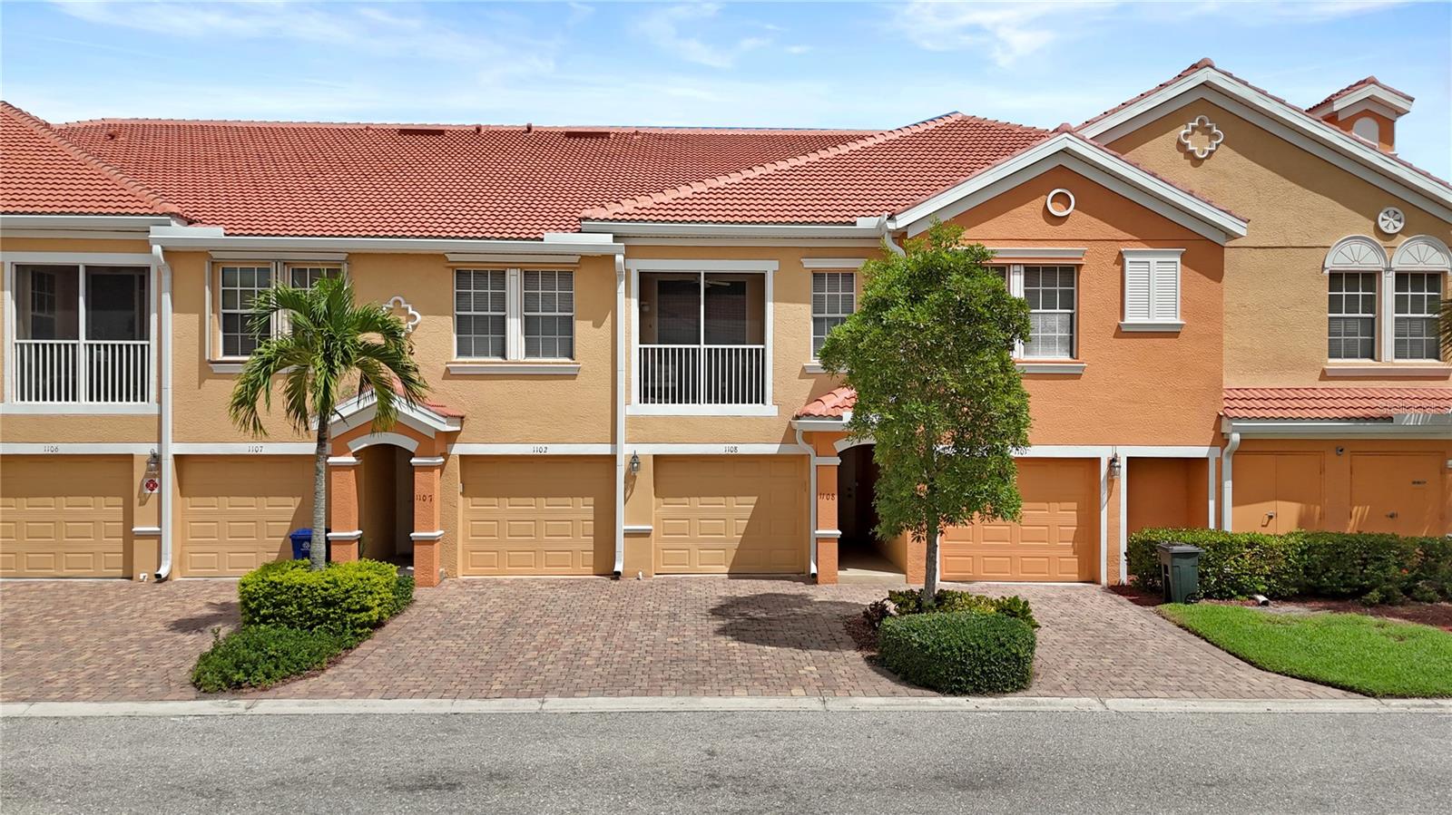 Foto de propiedad en 1842 CONCORDIA LAKE CIR #1102 CAPE CORAL con MLS# C7530897