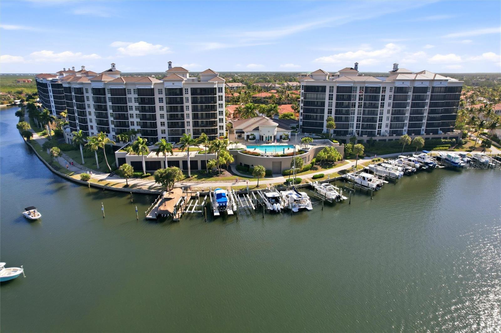 Foto de propiedad en 3313 SUNSET KEY CIR #105 PUNTA GORDA con MLS# C7531101