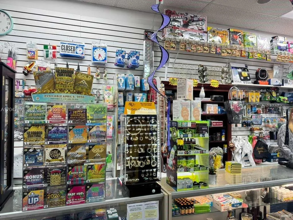 En Venta Convenience Store For Sale, Miami, FL 33175, Miami, FL 33175