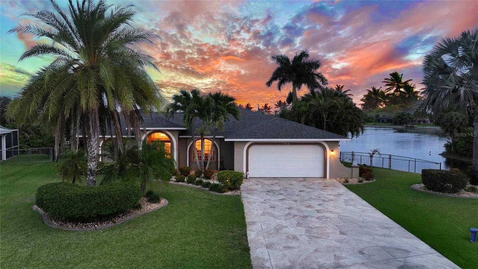 En Venta 515 GLEASON PKWY, CAPE CORAL, FL 33914