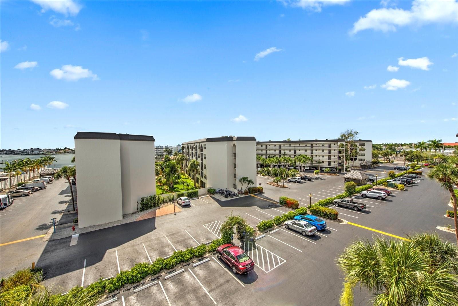 Foto de propiedad en 1027 ANGLERS CV #B502 MARCO ISLAND con MLS# D6148038