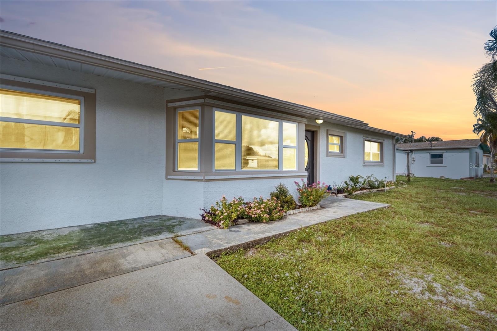 Foto de propiedad en 18186 IRIS RD FORT MYERS con MLS# D6148218