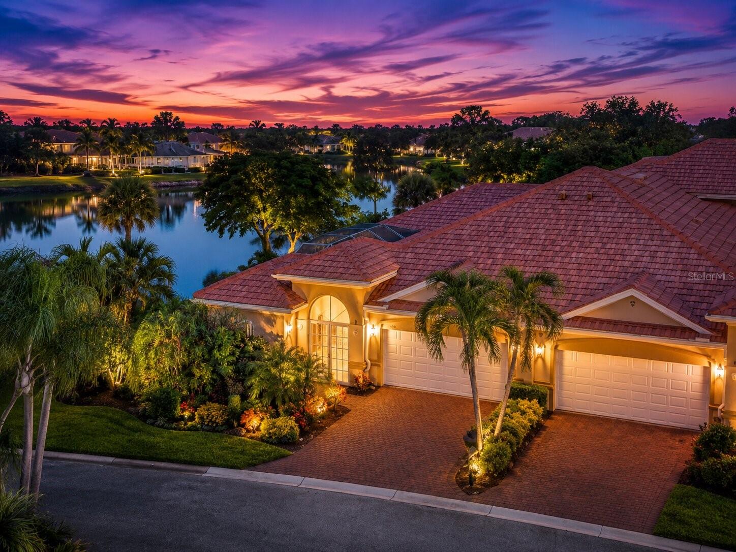Foto de propiedad en 13921 BENTLY CIR FORT MYERS con MLS# D6148259