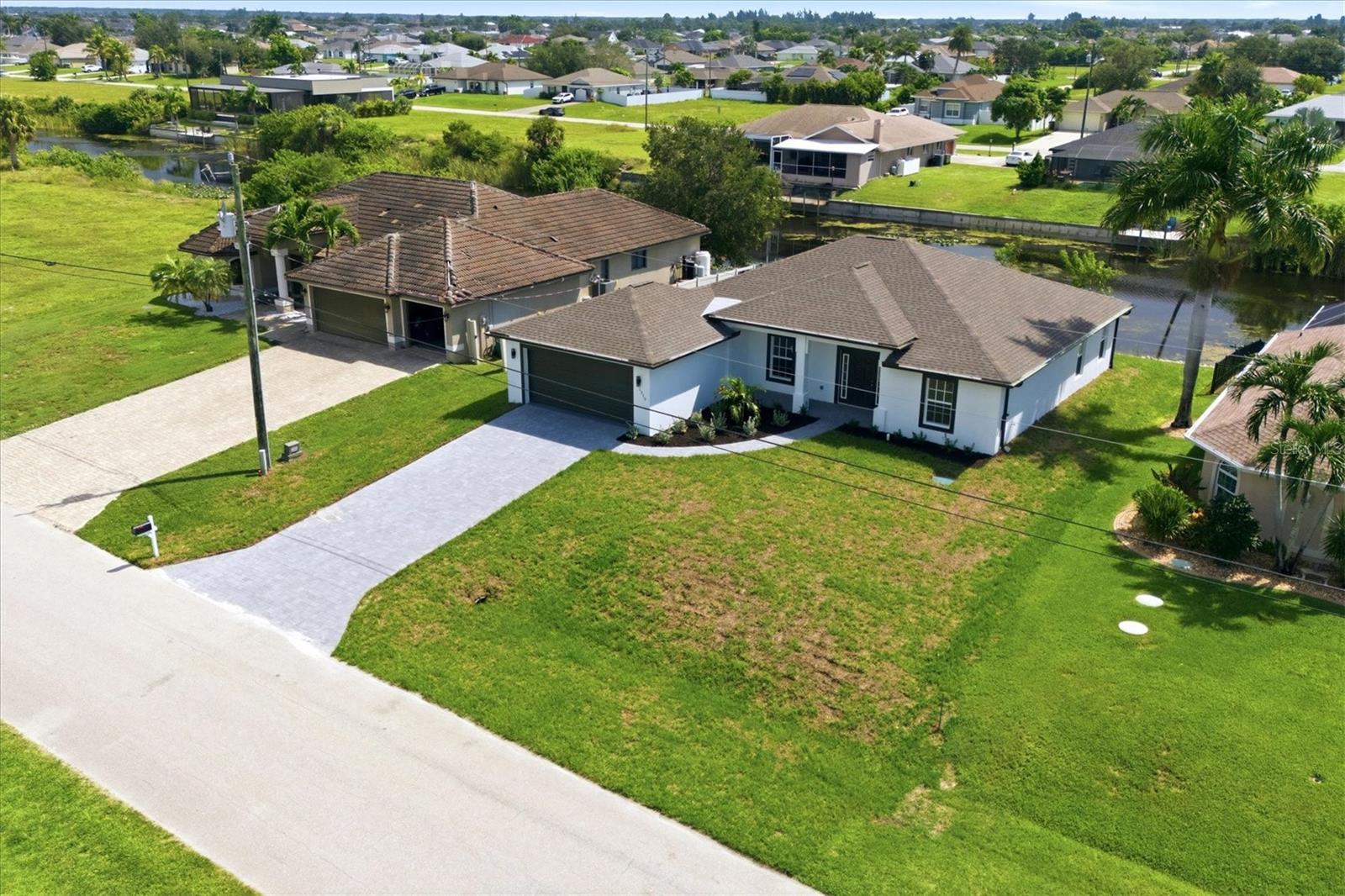 En Venta 1219 NW 9TH PL, CAPE CORAL, FL 33993