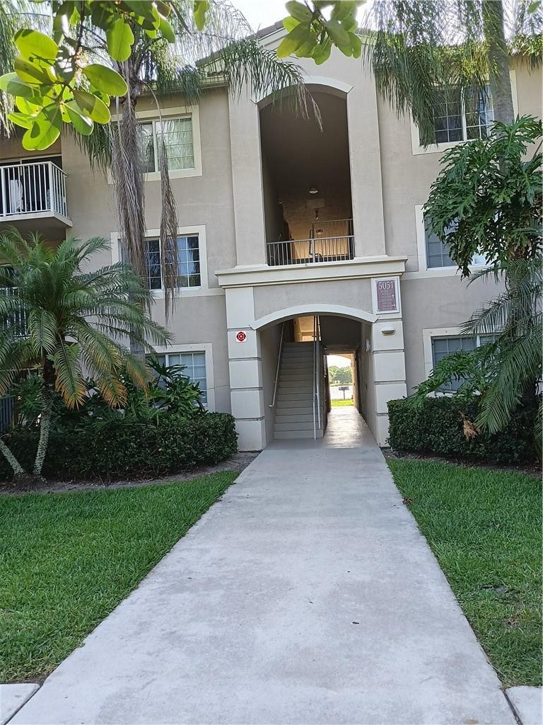 Foto de propiedad en 5051 Wiles Road 202, Coconut Creek, FL 33073 Coconut Creek con MLS# 