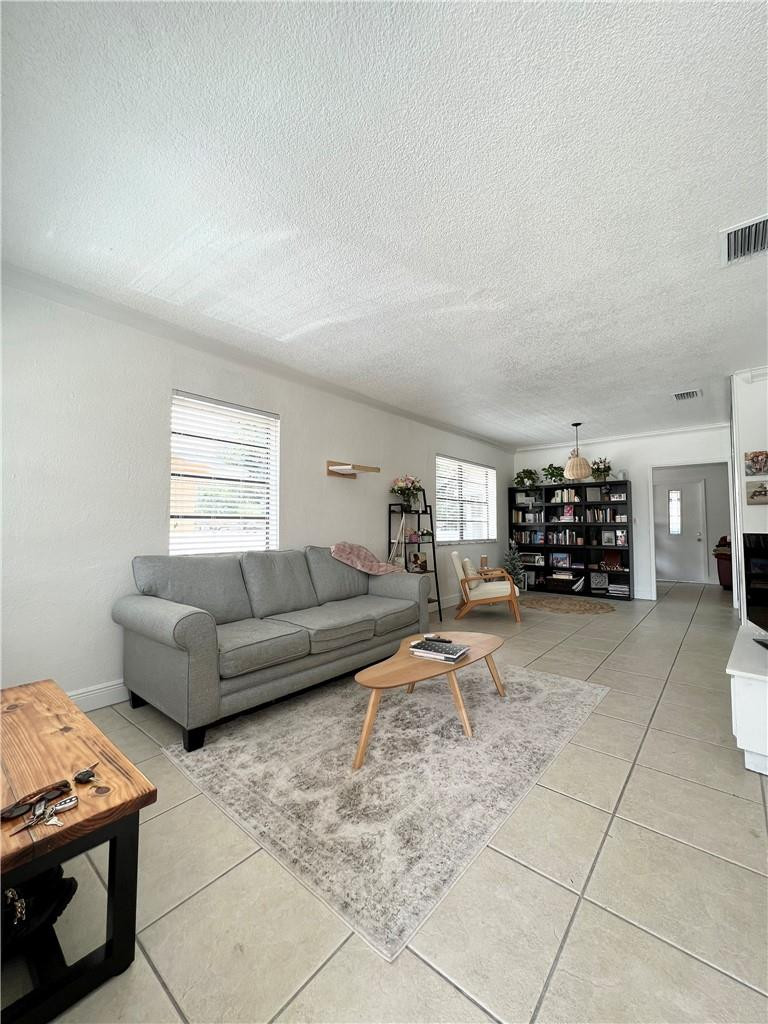 Foto de propiedad en 225 E 41st Street, Hialeah, FL 33013 Hialeah con MLS# 