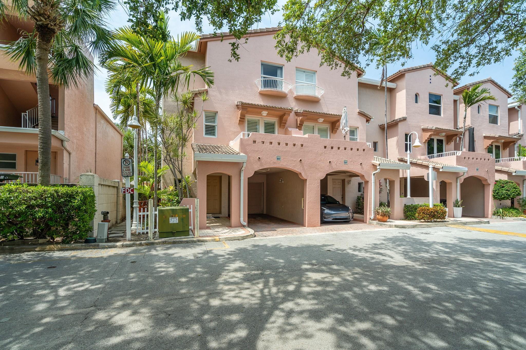 Foto de propiedad en 2005 Oceanwalk Terrace 300, Pompano Beach, FL 33062 Pompano Beach con MLS# 