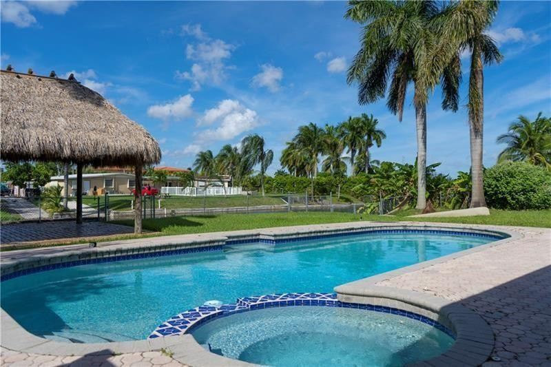 Foto de propiedad en 8165 NW 182nd Street, Hialeah, FL 33015 Hialeah con MLS# 
