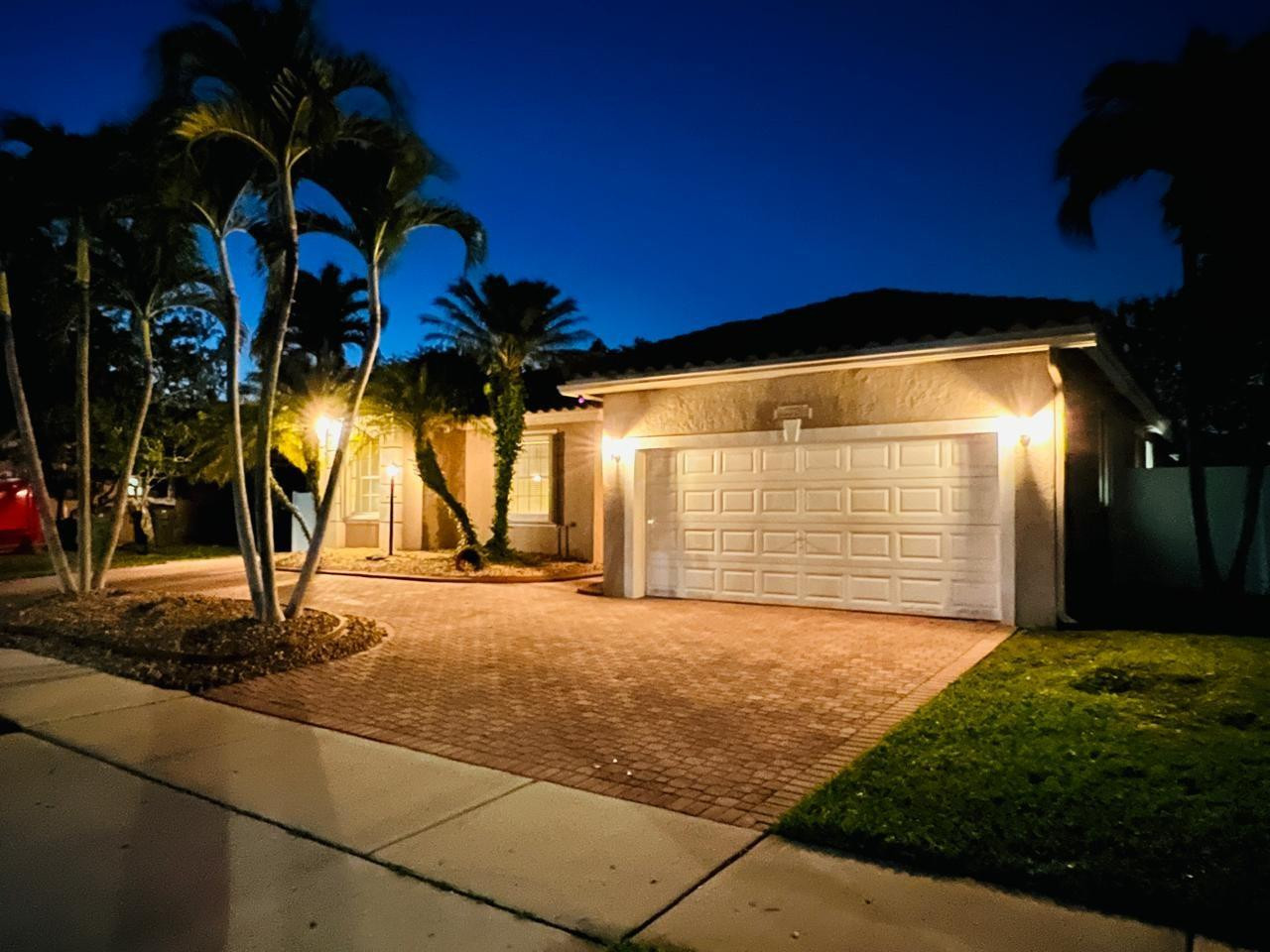 Foto de propiedad en 12725 NW 18th Court, Pembroke Pines, FL 33028 Pembroke Pines con MLS# 