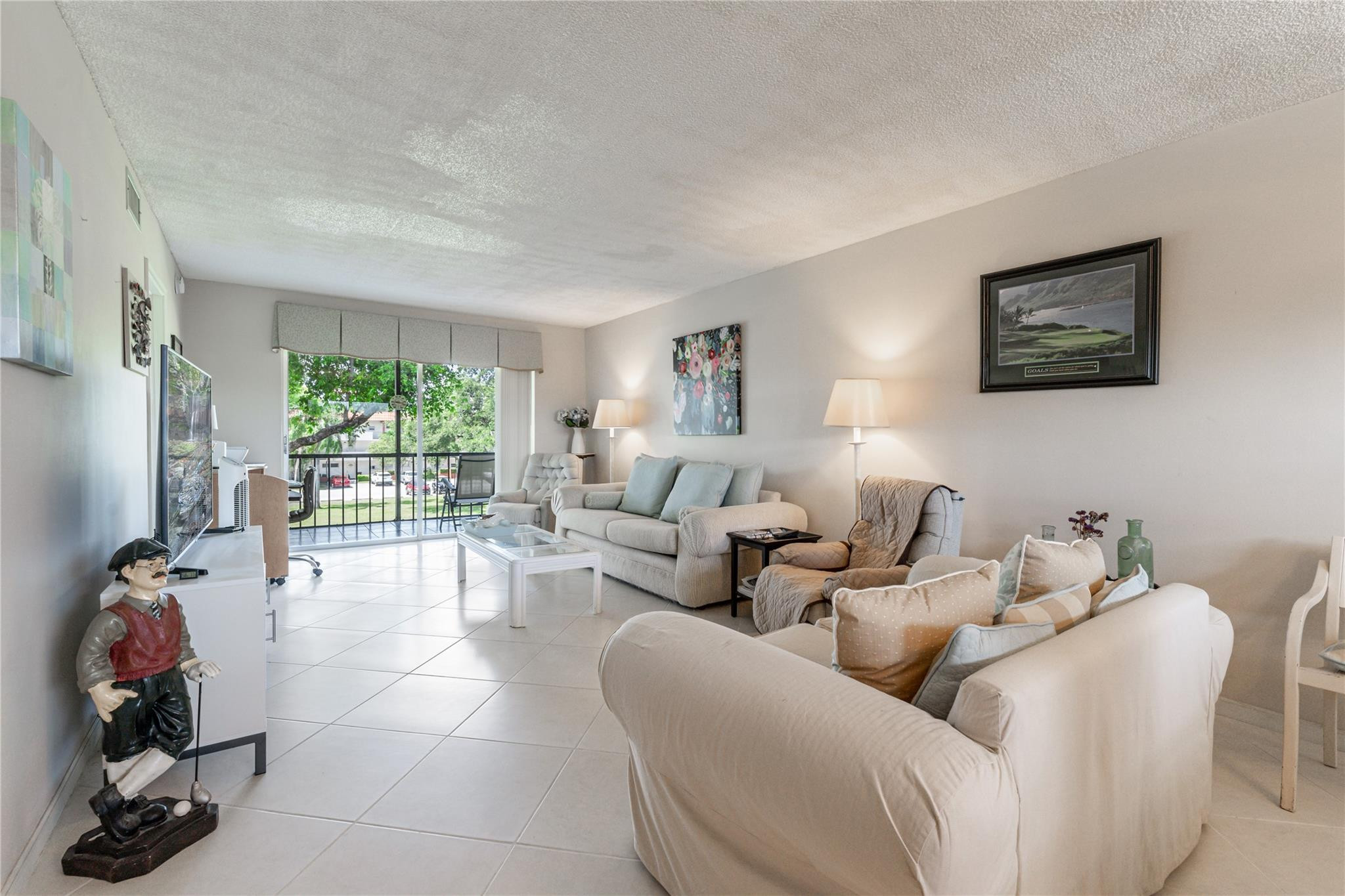 Foto de propiedad en 671 S Hollybrook Drive 306, Pembroke Pines, FL 33025 Pembroke Pines con MLS# 