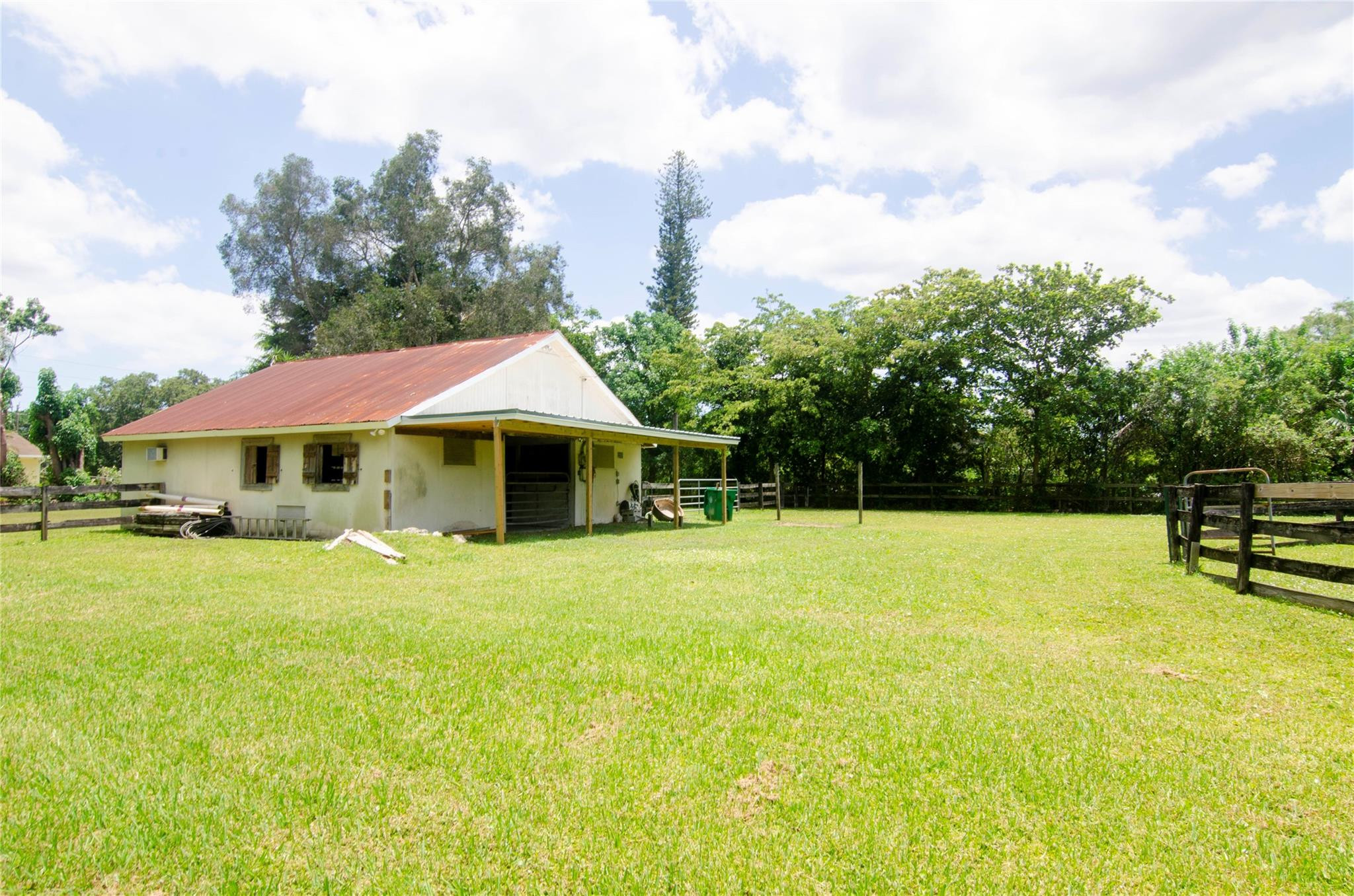 Foto de propiedad en 1765 Back Lot SW Back 112th Avenue, Davie, FL 33325 Davie con MLS# 