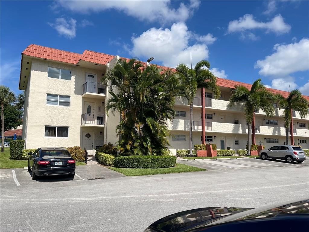 Foto de propiedad en 9410 N Hollybrook Lake Drive 310, Pembroke Pines, FL 33025 Pembroke Pines con MLS# 