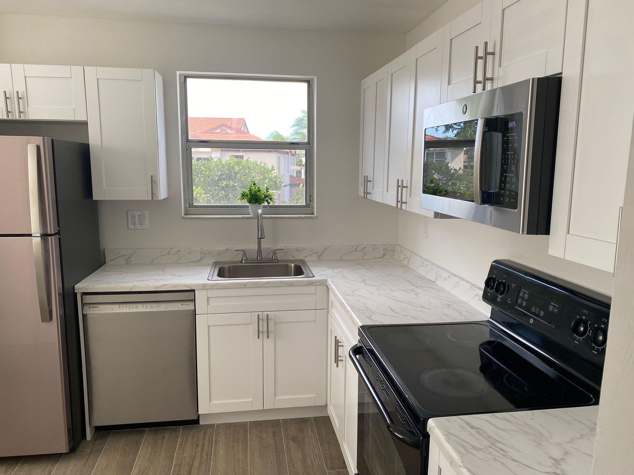 Foto de propiedad en 11266 SW 12th Street, Pembroke Pines, FL 33025 Pembroke Pines con MLS# 