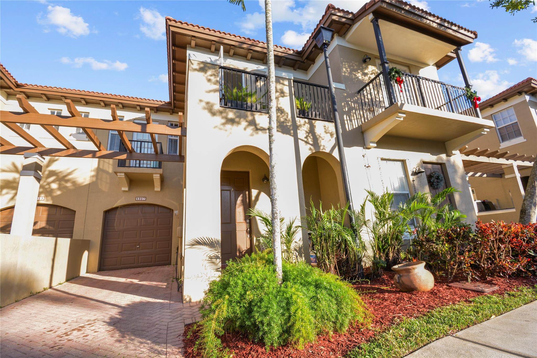 Foto de propiedad en 6927 Julia Gardens Drive, Coconut Creek, FL 33073 Coconut Creek con MLS# 