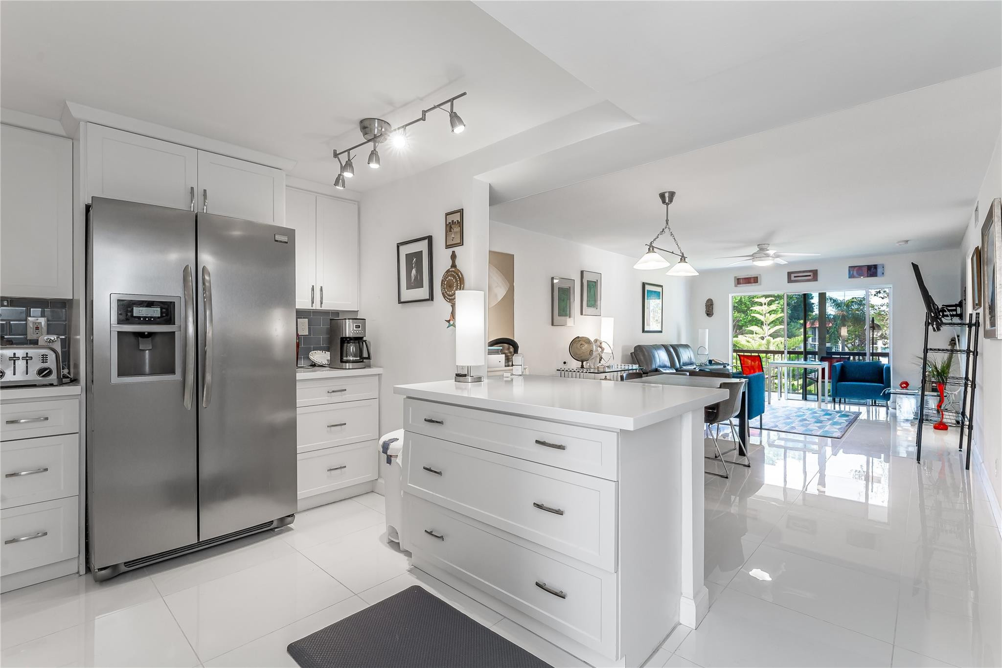 Foto de propiedad en 811 S Hollybrook Drive 301, Pembroke Pines, FL 33025 Pembroke Pines con MLS# 