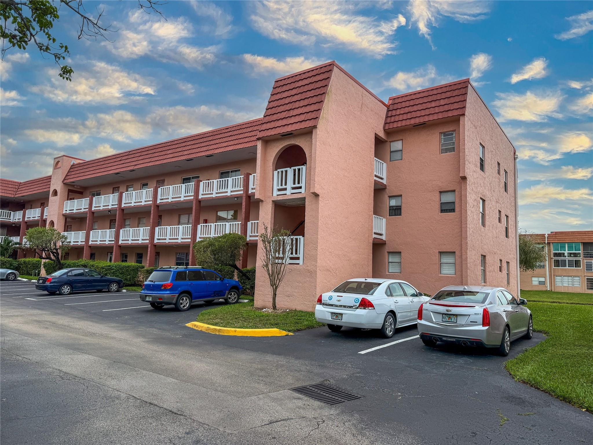 Foto de propiedad en 9460 Sunrise Lake Boulevard 212, Sunrise, FL 33322 Sunrise con MLS# 