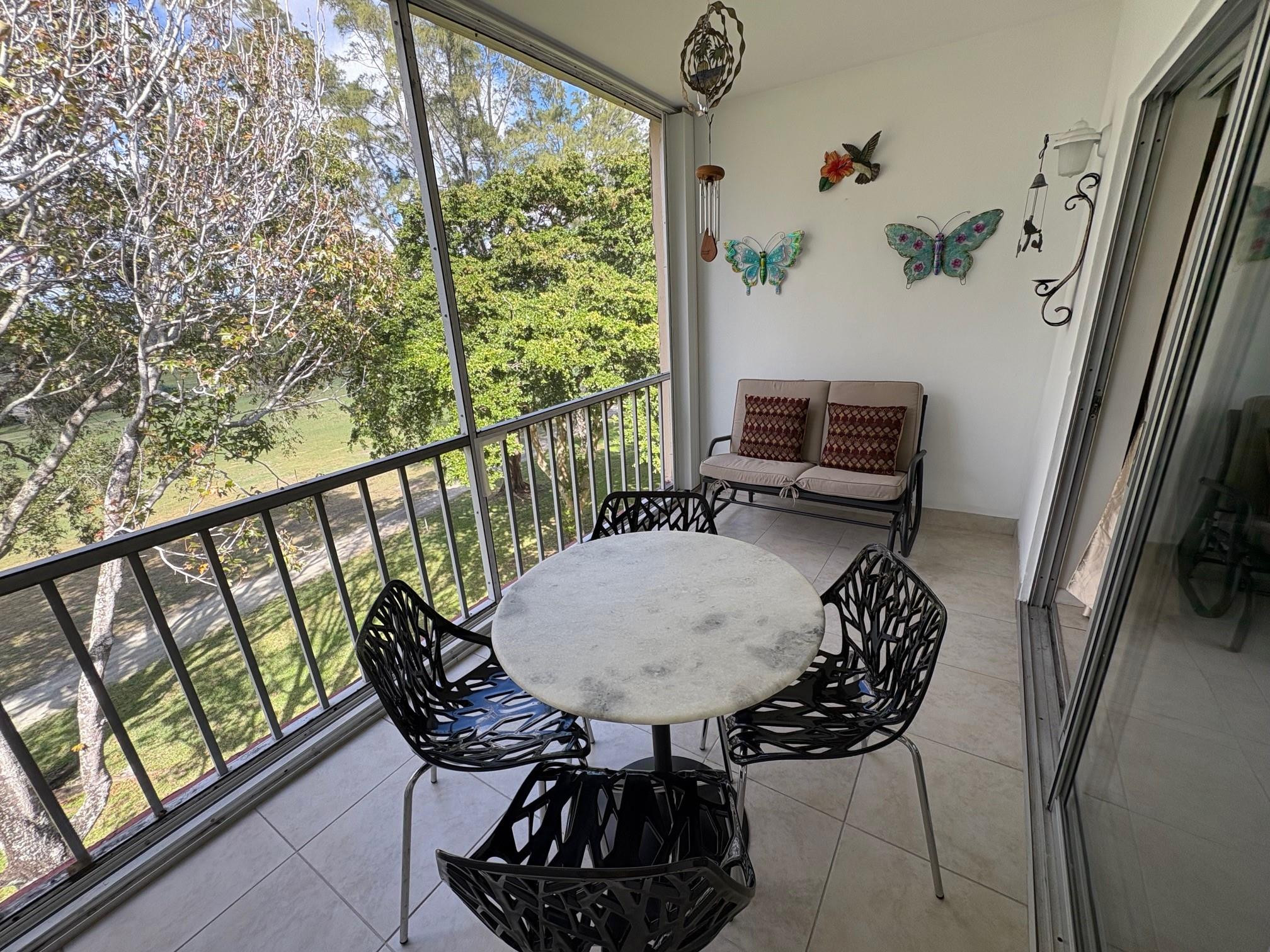 Foto de propiedad en 1055 Country Club Drive 404, Margate, FL 33063 Margate con MLS# 
